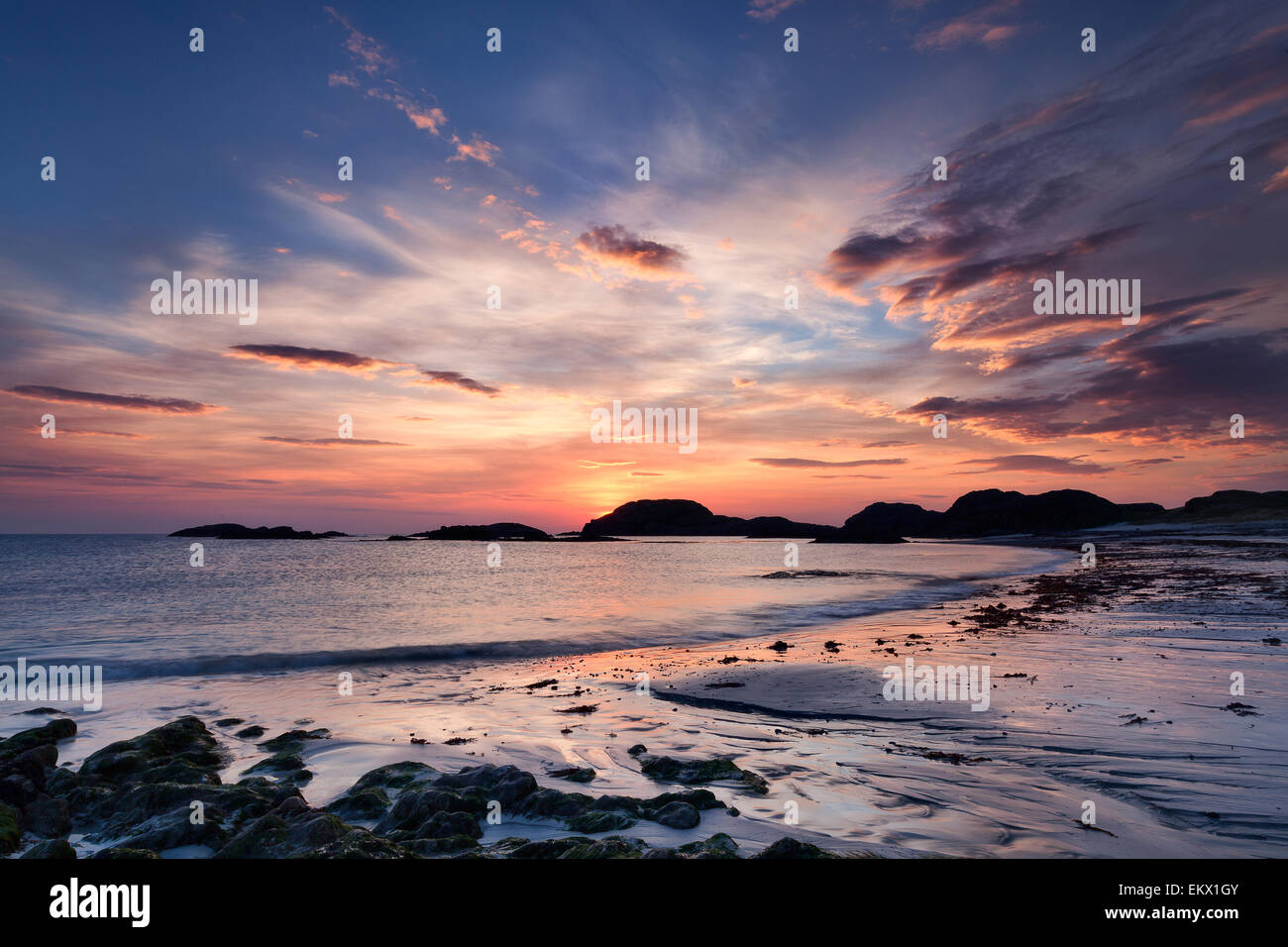 Atemberaubenden Sonnenuntergang an einem Strand von Iona, Schottland Stockfoto