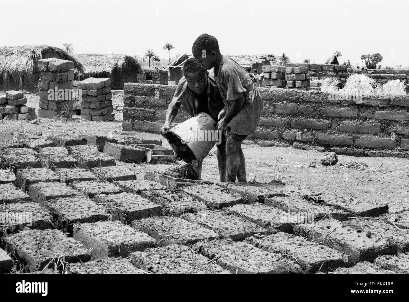 Jungen machen Lehmziegeln in den Bau von Hütten in Kenema Sierra Leone 1993 Stockfoto