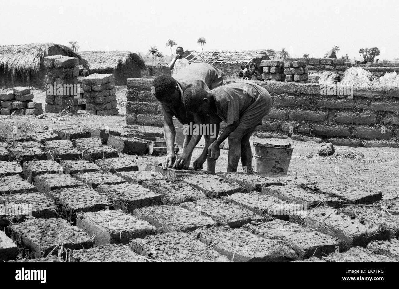 Jungen machen Lehmziegeln in den Bau von Lehmhütten in Kenema Sierra Leone 1993 Stockfoto
