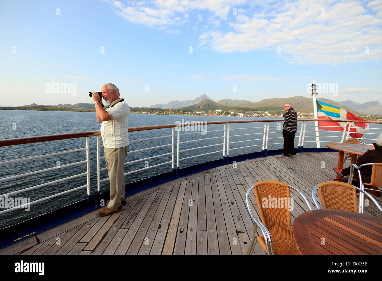 Mann Fotografieren auf dem Deck eines Kreuzfahrtschiffes zu versenden, Lofoten Inseln, Nordland, Norwegen, Skandinavien, Europa Stockfoto
