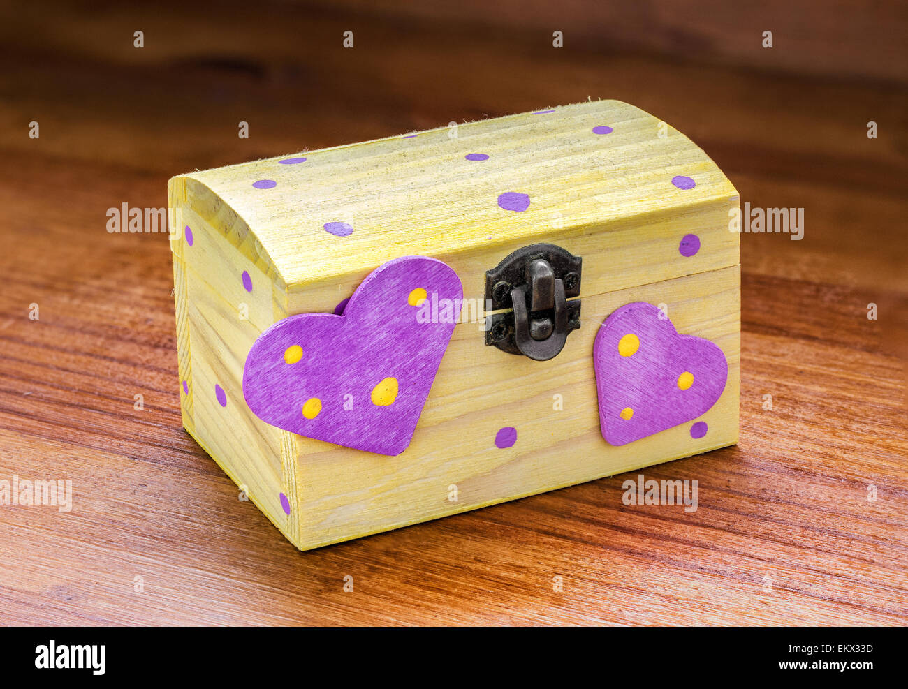 hölzerne gelbe Schatullen Box mit zwei Herzen Stockfoto