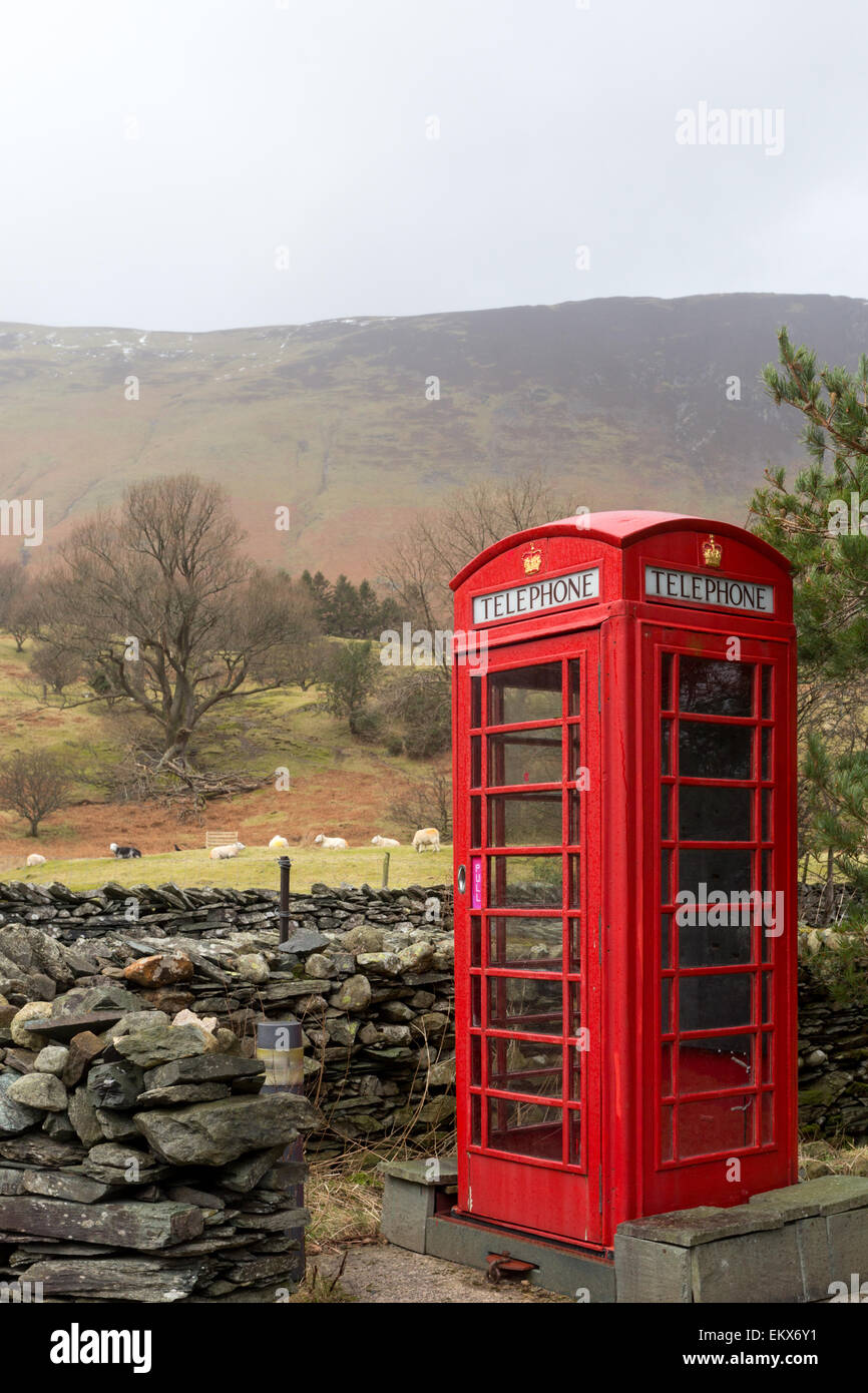 Eine legendäre englische Telefon box in den Lake District National Park. Die Telefonzellen waren einst wichtig für die Kommunikation aber fe Stockfoto