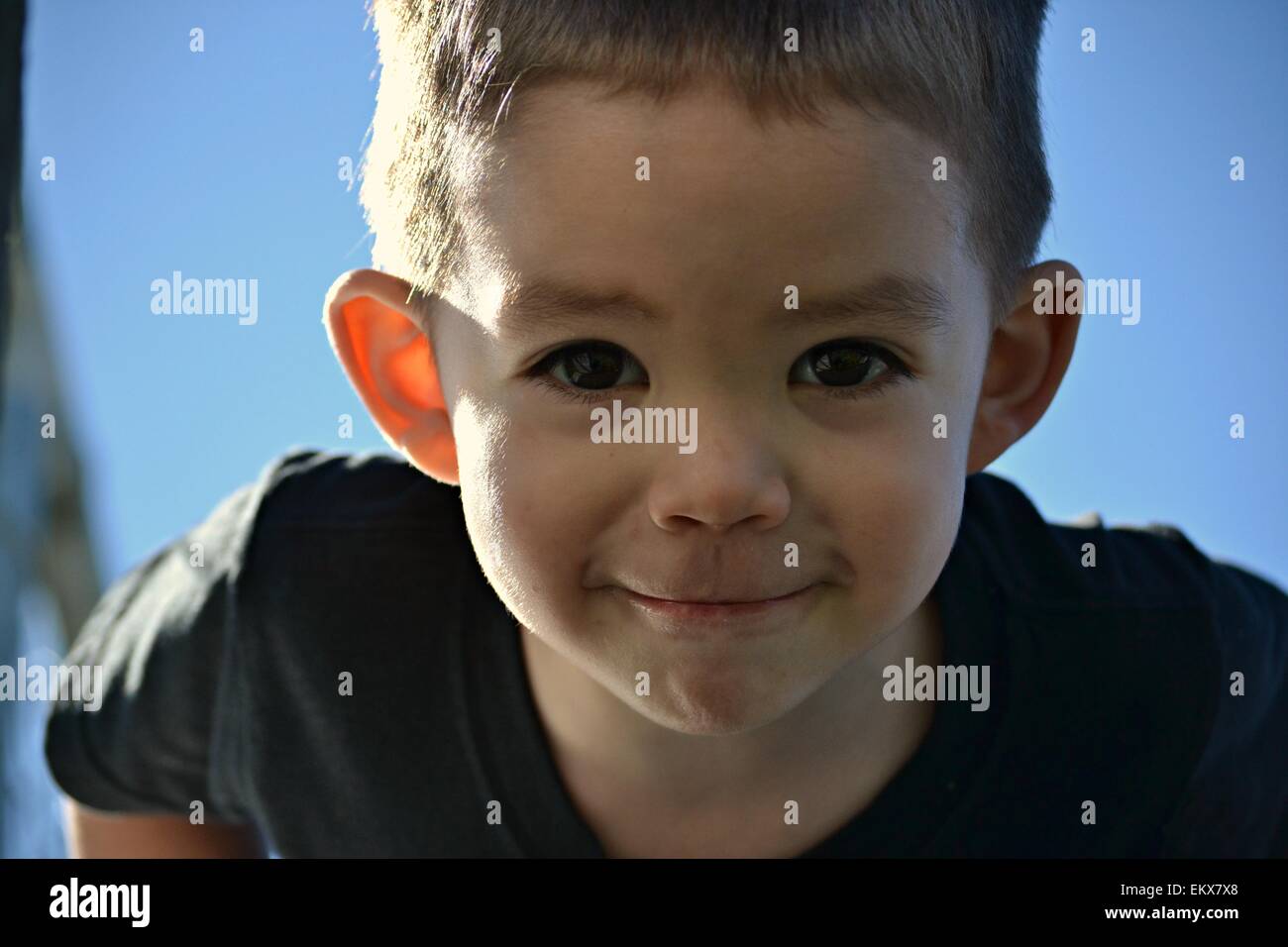 Handssome 3 Jahre alter Junge mit niedlichen Lächeln und großen braunen Augen. Stockfoto
