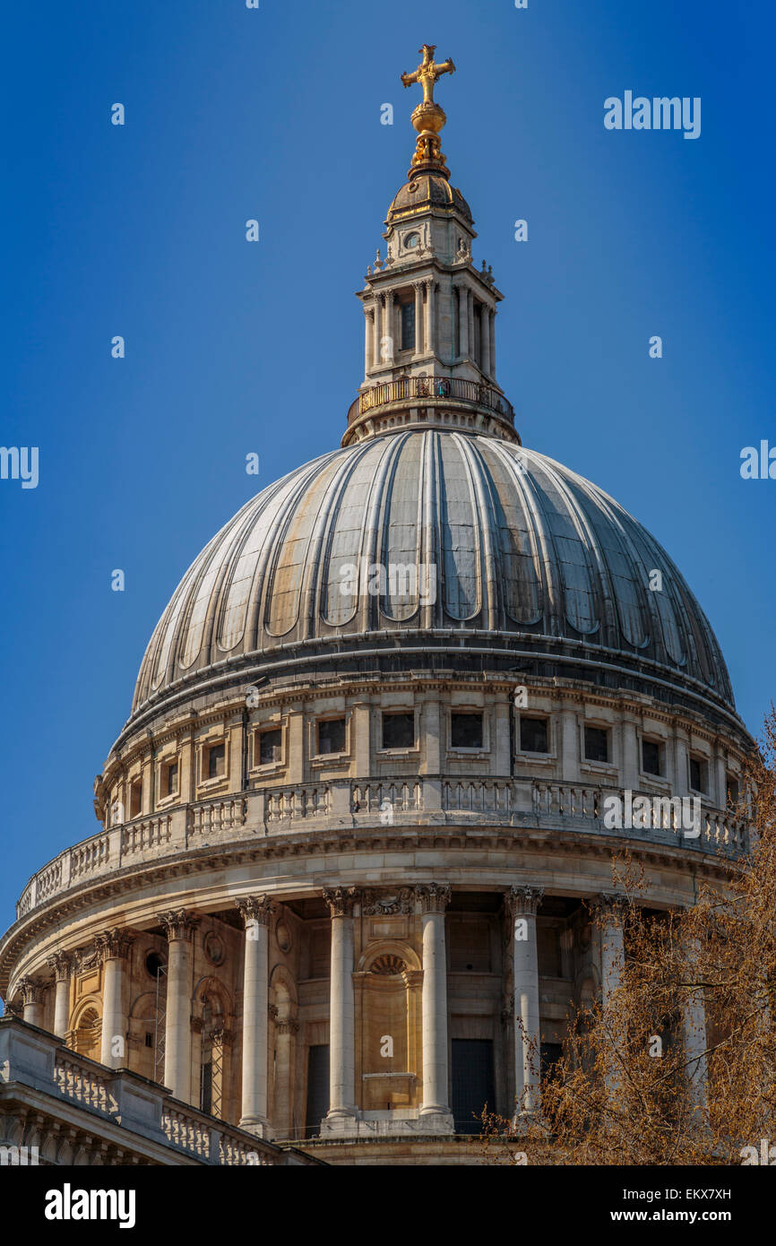 Kuppel der St. Pauls-Kathedrale an einem klaren hellen Frühlingstag in London Stockfoto