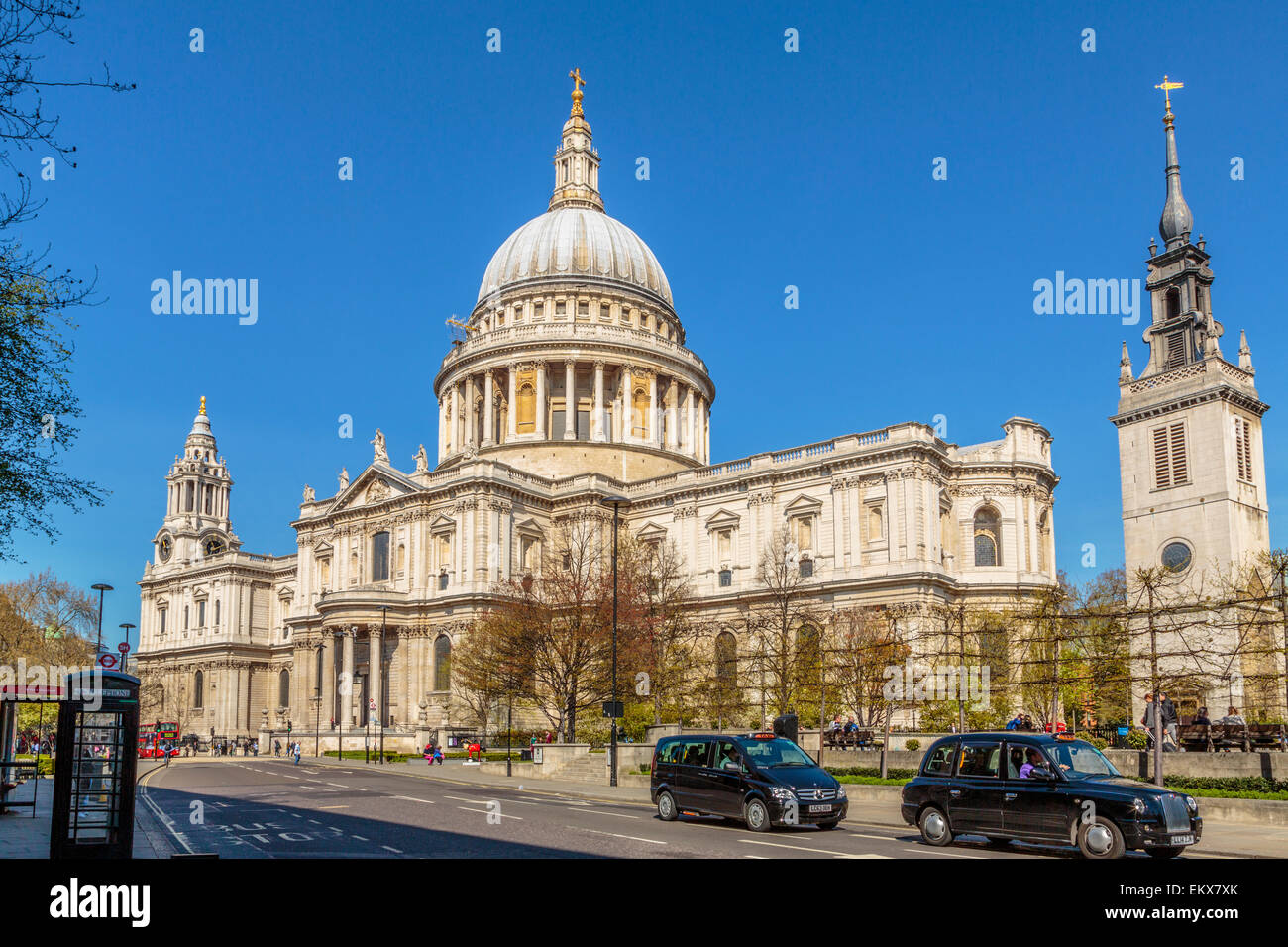 Die St Paul's Cathedral zeigt die Ost-/Westfassade von der Cannon Street aus an einem klaren blauen Himmels-Frühlingstag in London, England, Großbritannien Stockfoto