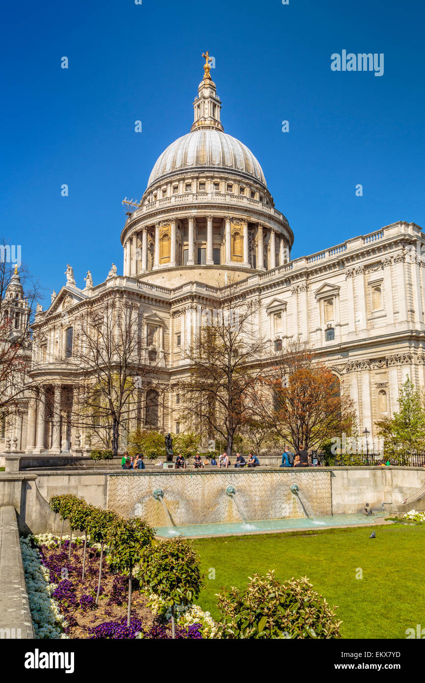 St. Pauls Cathedral an einem klaren hellen Frühlingstag in London Stockfoto
