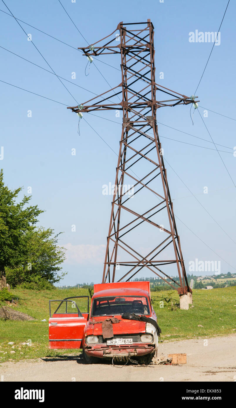 ACHMETA, GEORGIA - 20. Juni 2008: Auto Wrack und Strom Pylon auf einer Straße nahe Achmeta, Region Kachetien in Georgien Stockfoto