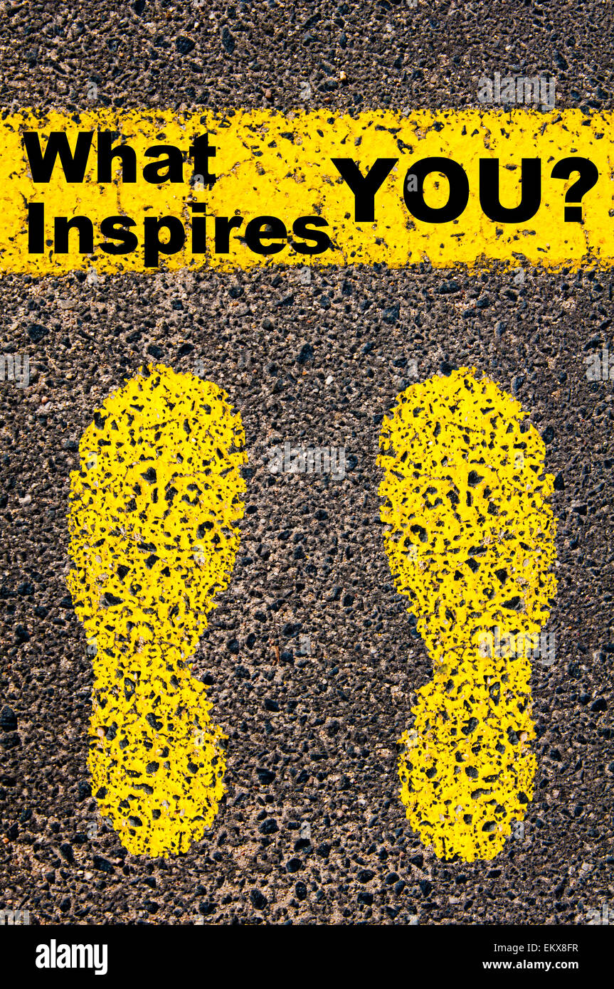 Was inspiriert dich? Konzeptbild mit gelber Farbe Spuren auf der Straße vor horizontale Linie über asphalt Stockfoto