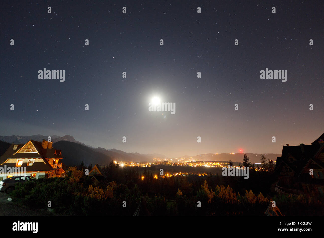 Sternenhimmel und Mond über Bergdorf, Blick vom Chłabówka in Richtung Bystre, Polen, Europa Stockfoto