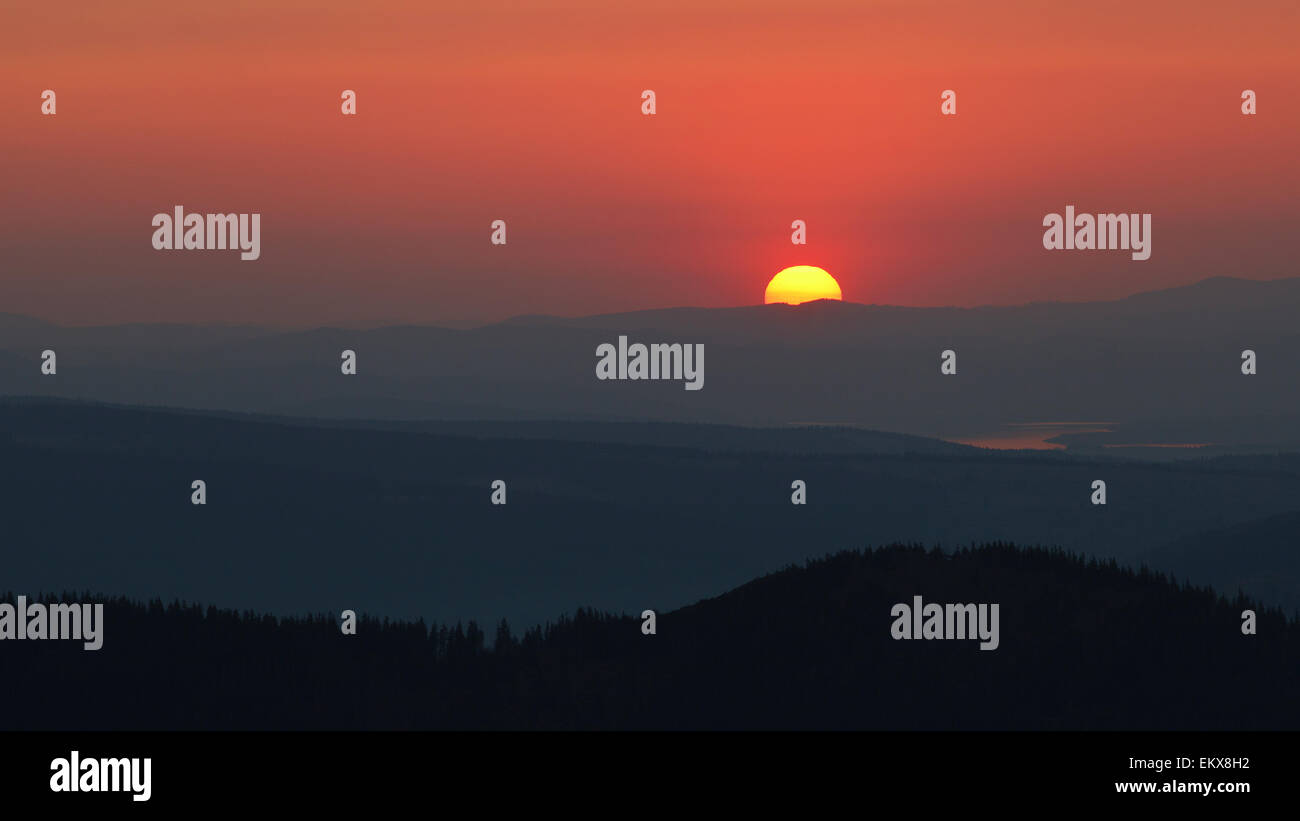 Einstellung orange Sonne über die Berge in der Ferne, Blick von der Hohen Tatra Stockfoto