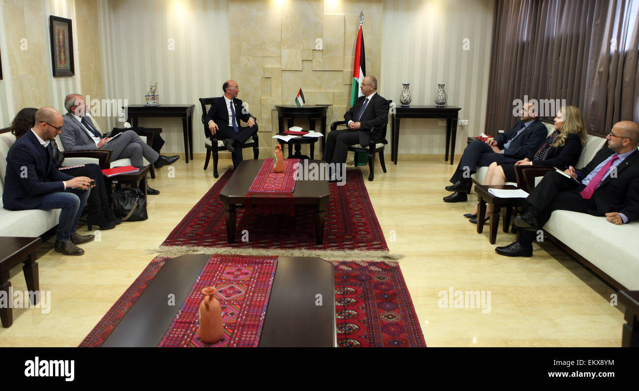 Ramallah, Westjordanland, Palästinensische Gebiete. 14. April 2015. Ein Handout Bild von Premierminister Amt veröffentlicht zeigt palästinensische Ministerpräsident Rami Hamdallah Begegnung mit Föderation Wallonie-Brüssel Ministerpräsident Rudy Demotte, in der Westbank Ramallah am 14. April 2015 © Pmo/APA Bilder/ZUMA Draht/Alamy Live News Stockfoto