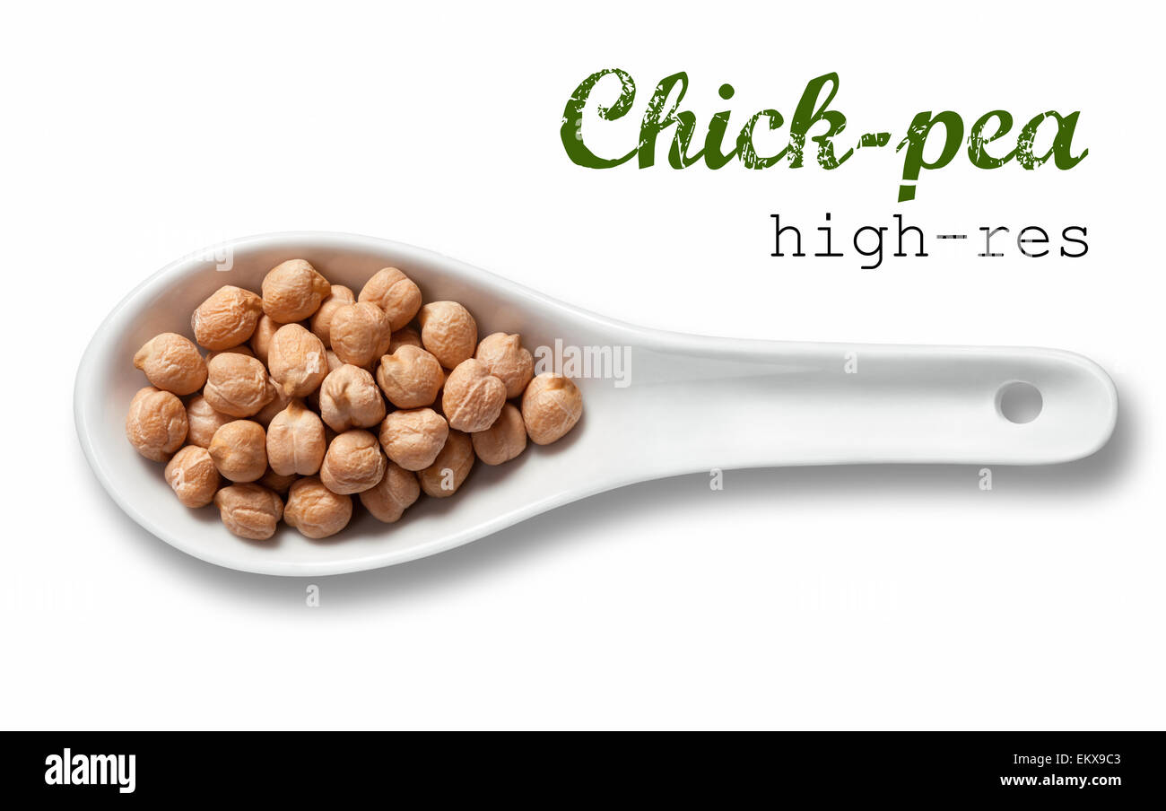 Kichererbsen in weißem Porzellanlöffel / hohe Auflösung Produktfotografie von Saatgut in weißem Porzellanlöffel auf weißem Hintergrund Stockfoto