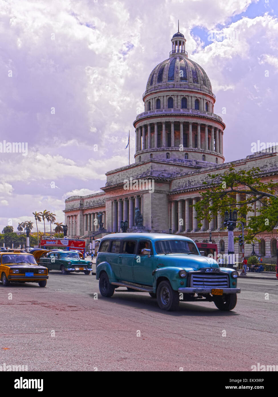 Oldtimer-Automobil von Kapitol Turm Kuppel in Havanna, Kuba Stockfoto