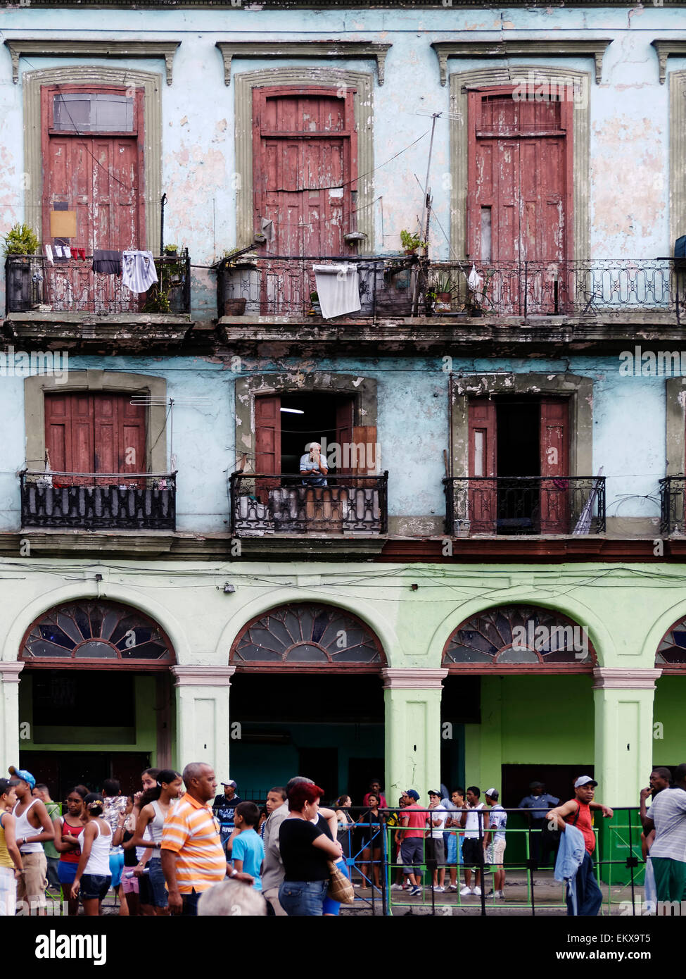 Mann im klassischen spanischen Architektur Tür schiefen Blick auf dem Balkon beim Marathon in Havanna, Kuba Stockfoto