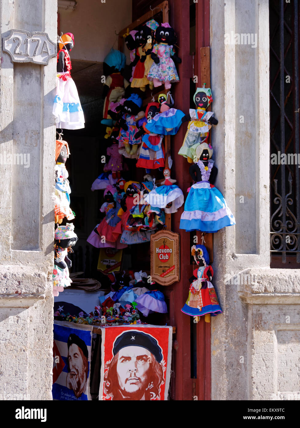 Traditionell gekleidete Puppen und Che Guevara Bilder, typische Kuba touristische Souvenirs zum Verkauf in Havanna Stockfoto