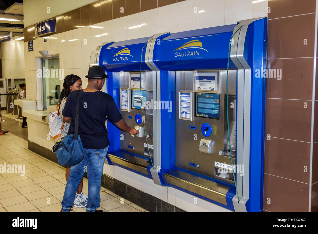 Johannesburg Südafrika, Rosebank Station, Gautrain, S-Bahn-System, Selbstbedienung, Fahrkartenautomaten, schwarzer Mann, Männer, Frau FEM Stockfoto