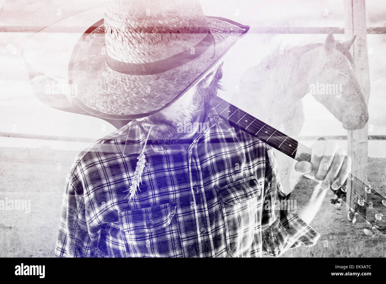 Bärtige Cowboy Bauer mit Acoustic Blues Guitar und Strohhut auf westlichen American Horse Ranch, Doppelbelichtung Bild. Stockfoto
