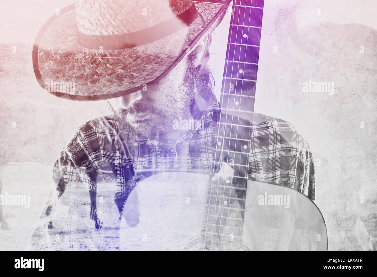Bärtige Cowboy Bauer mit Acoustic Blues Guitar und Strohhut auf westlichen American Horse Ranch, Doppelbelichtung Bild. Stockfoto