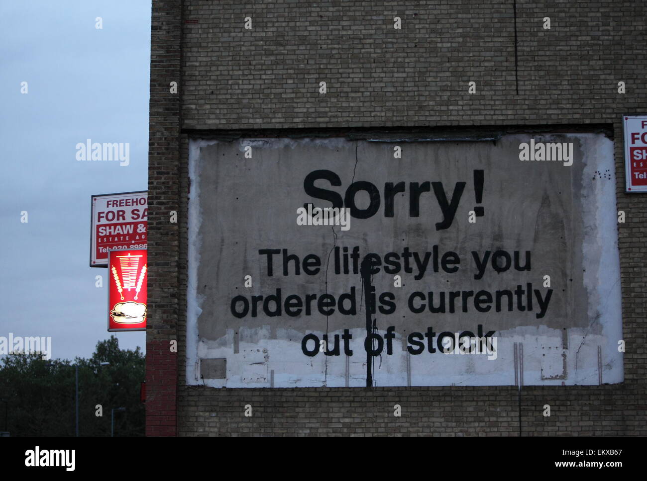 Ein Banksy großes "Sorry"-Poster auf der East India Dock Straße oberhalb Blackwall Tunnel Ansatz, London, UK Stockfoto