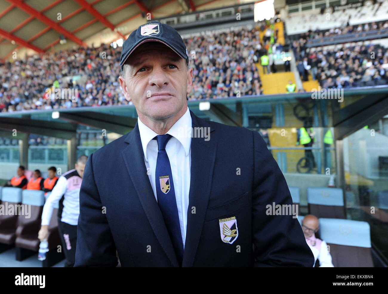 Palermos Cheftrainer Giuseppe Iachini während der italienischen Serie A-Fußballspiel zwischen Udinese und Palermo Stockfoto Palermos Cheftrainer Giuseppe Iachini während der italienischen Serie A-Fußballspiel zwischen Udinese und Palermo Stockfoto