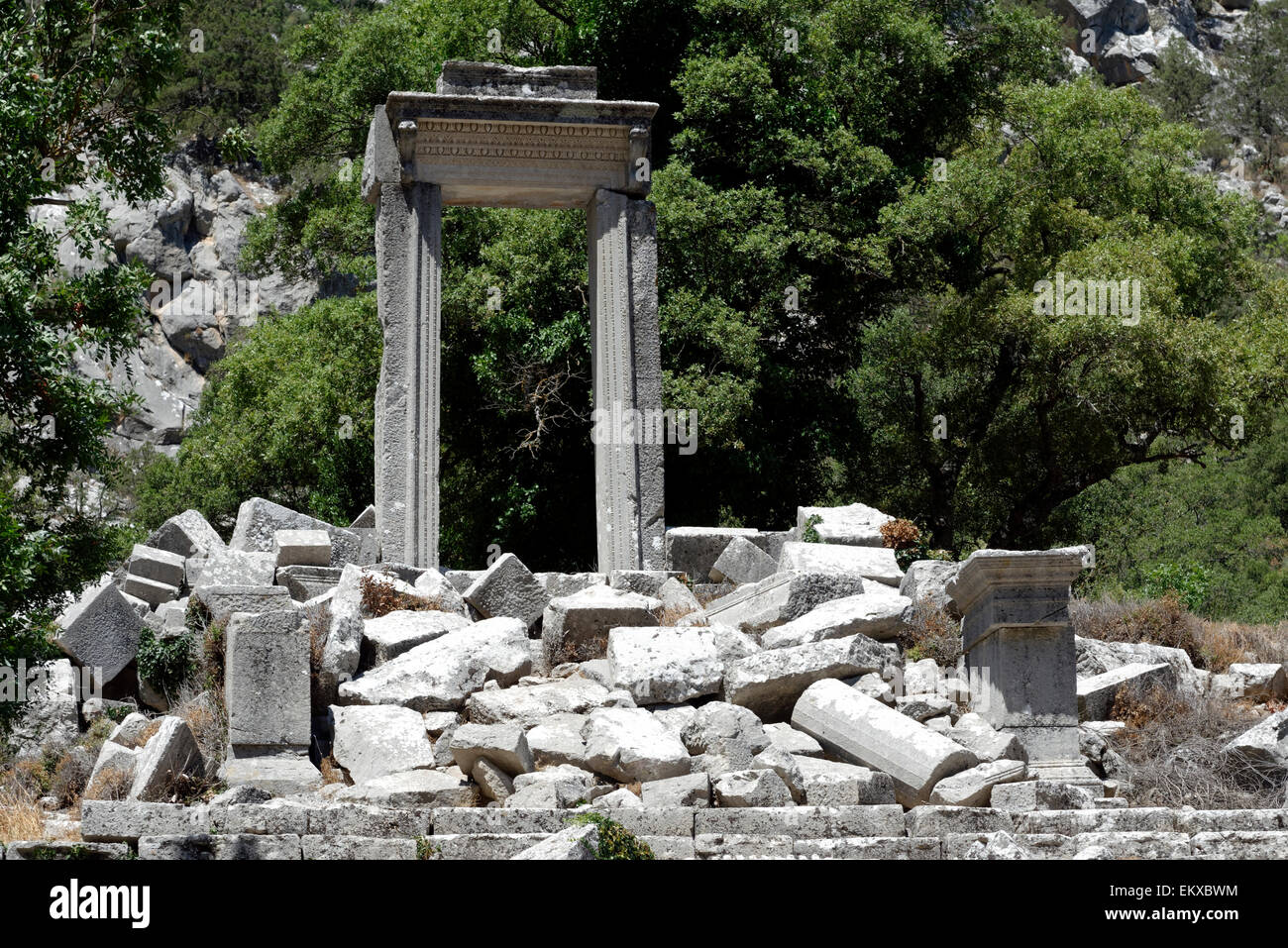 Blick auf das Propylon und Tempel der Artemis und Hadrian mit seinem ständigen Portal. Termessos, Türkei. Stockfoto