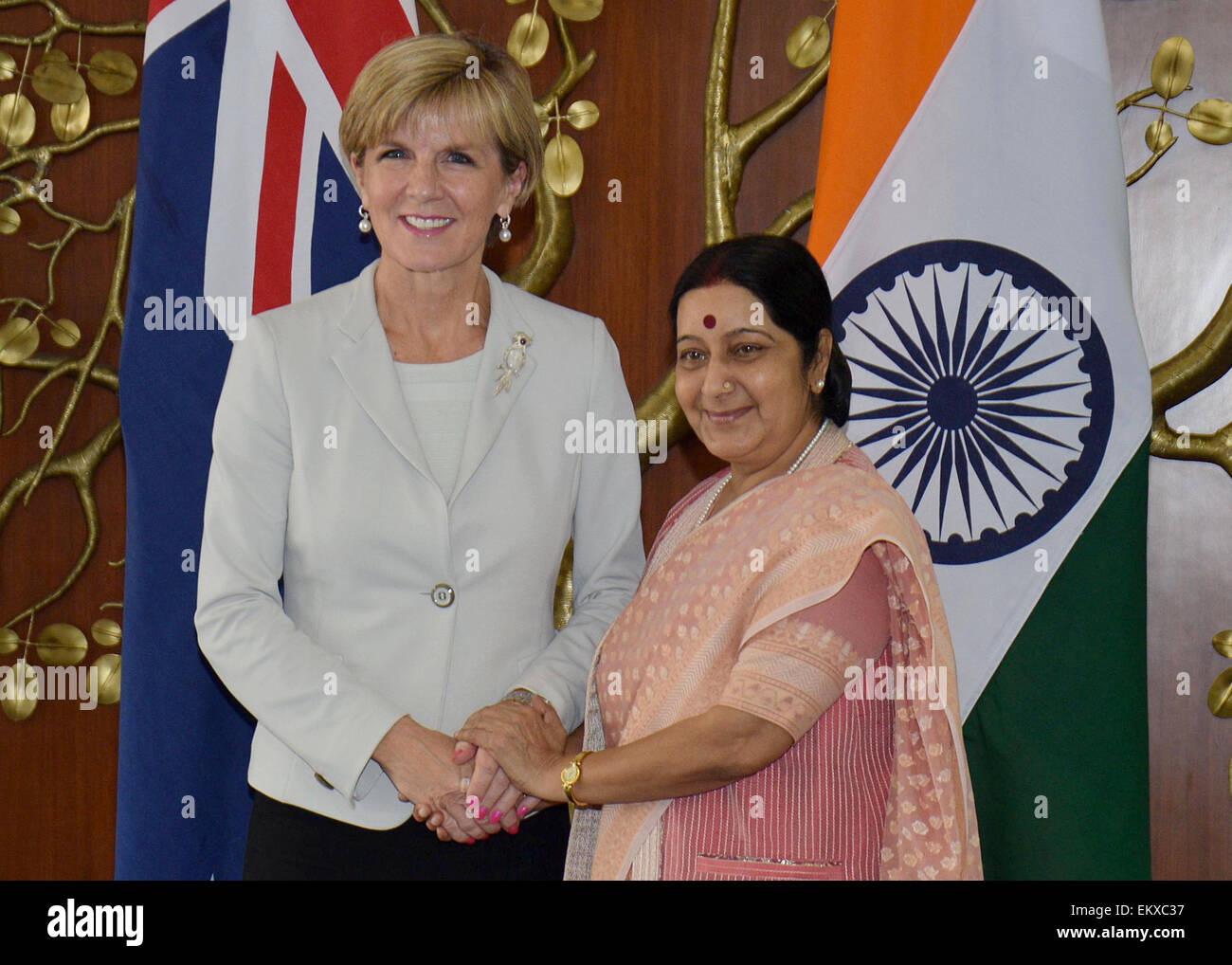 Neu-Delhi. 14. April 2015. Indian Foreign Minister Sushma Swaraj (R) schüttelt Hände mit ihrem australischen Amtskollegen Julie Bishop vor ihrem Treffen am Jawahar Bhavan in Neu-Delhi, Indien, 14. April 2015. Bischof ist bei einem viertägigen Besuch in Indien. © Xinhua/Alamy Live-Nachrichten Stockfoto