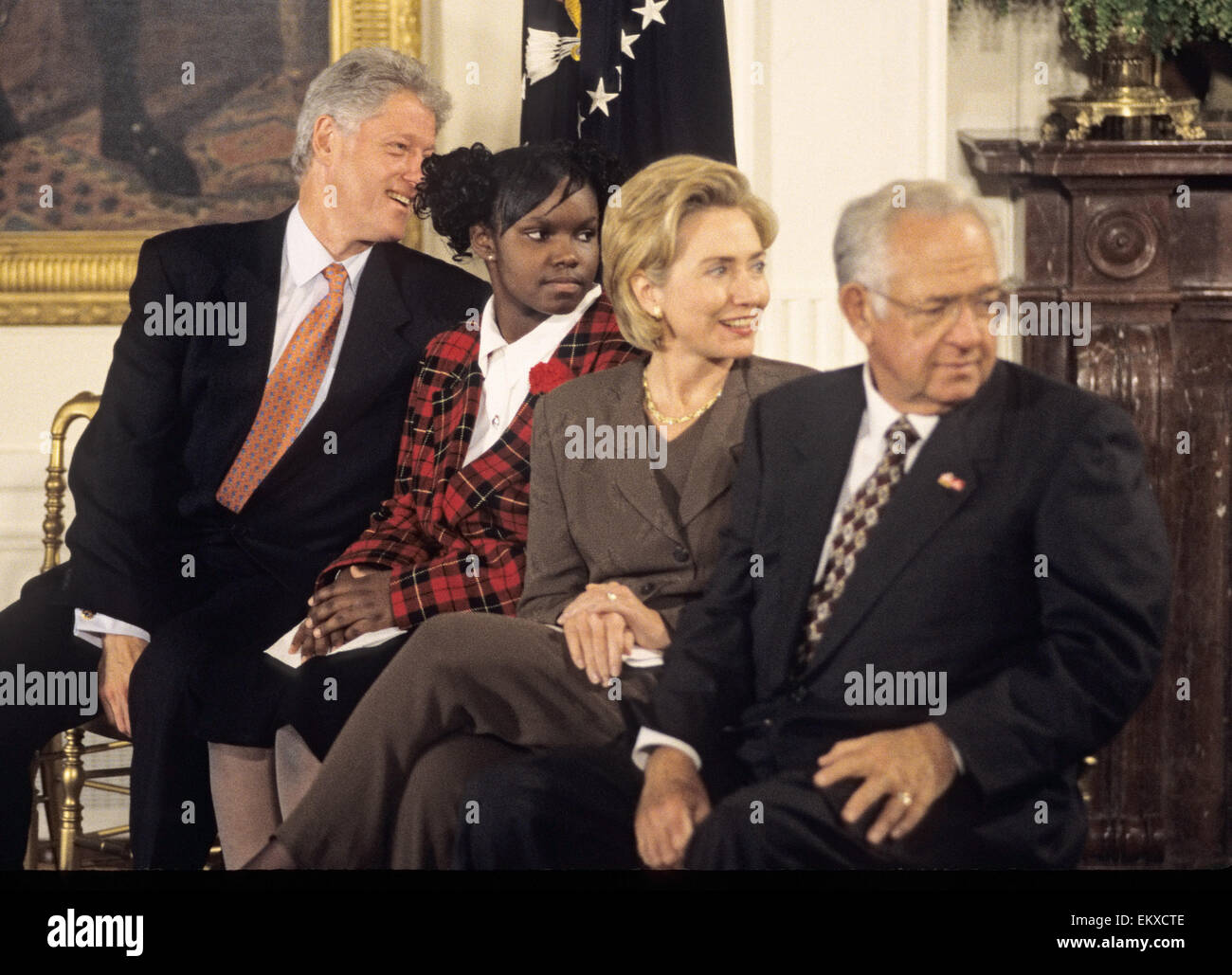 Eine Archiv-Bild vom 24. November 1998, zeigt US-Präsident Bill Clinton und erste Dame Hillary Rodham Clinton eine Veranstaltung im East Room des weißen Hauses befürworten erweiterte Nutzung des Internets zu Adoptionen in Washington, DC von links nach rechts: Präsident Clinton; Charday Mays; die First Lady; und Dave Thomas, Gründer von Wendy's. Bildnachweis: Ron Sachs/CNP - kein Draht-Dienst- Stockfoto