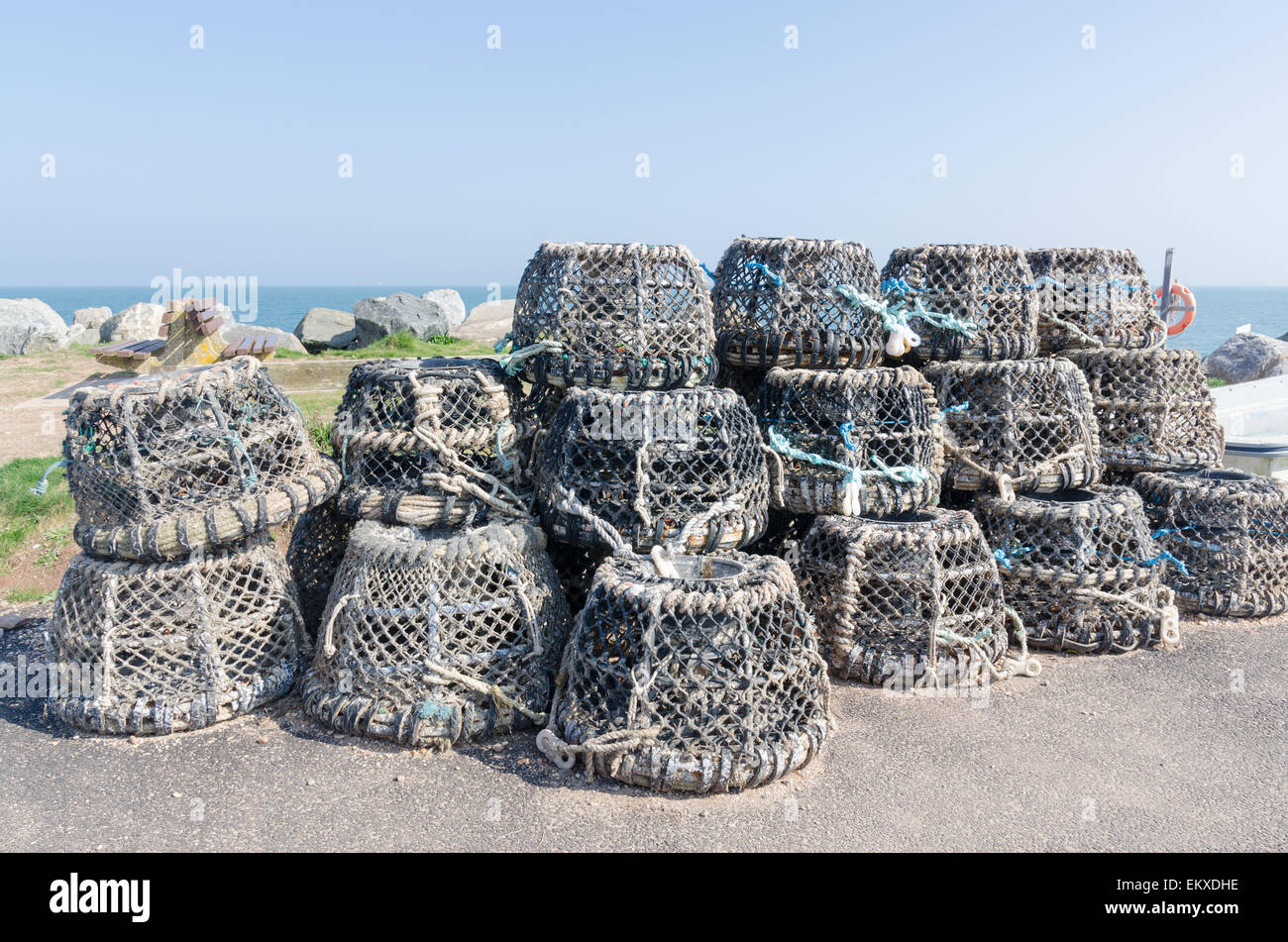 Hummer-Töpfe gestapelt am Strand in der Fischerei Dorf von Beesands in Devon Stockfoto