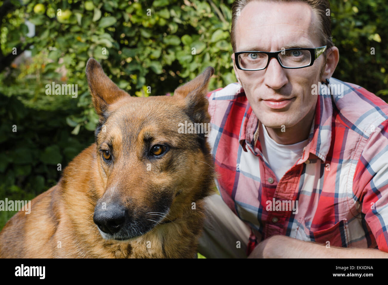 Nahaufnahme, Porträt Mann und sein Hund Stockfoto