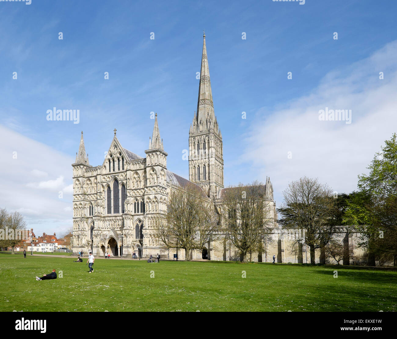 Menschen entspannen auf dem Gelände der Kathedrale an einem Frühling Nachmittag in Salisbury, Wiltshire, England Stockfoto
