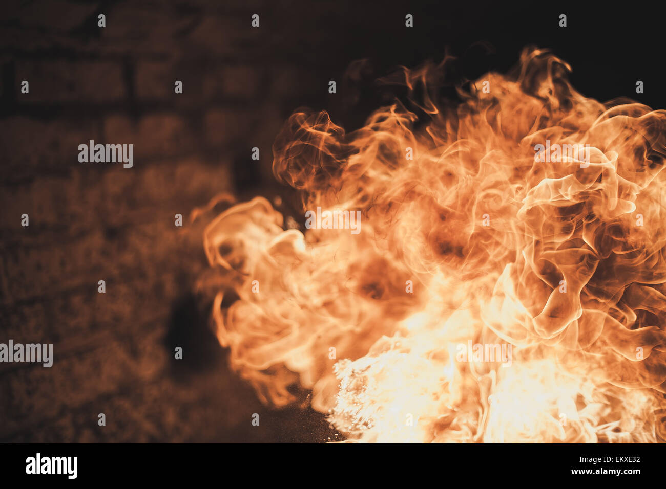 ein Feuerball, unterstützt durch einen Backstein-Hintergrund Stockfoto