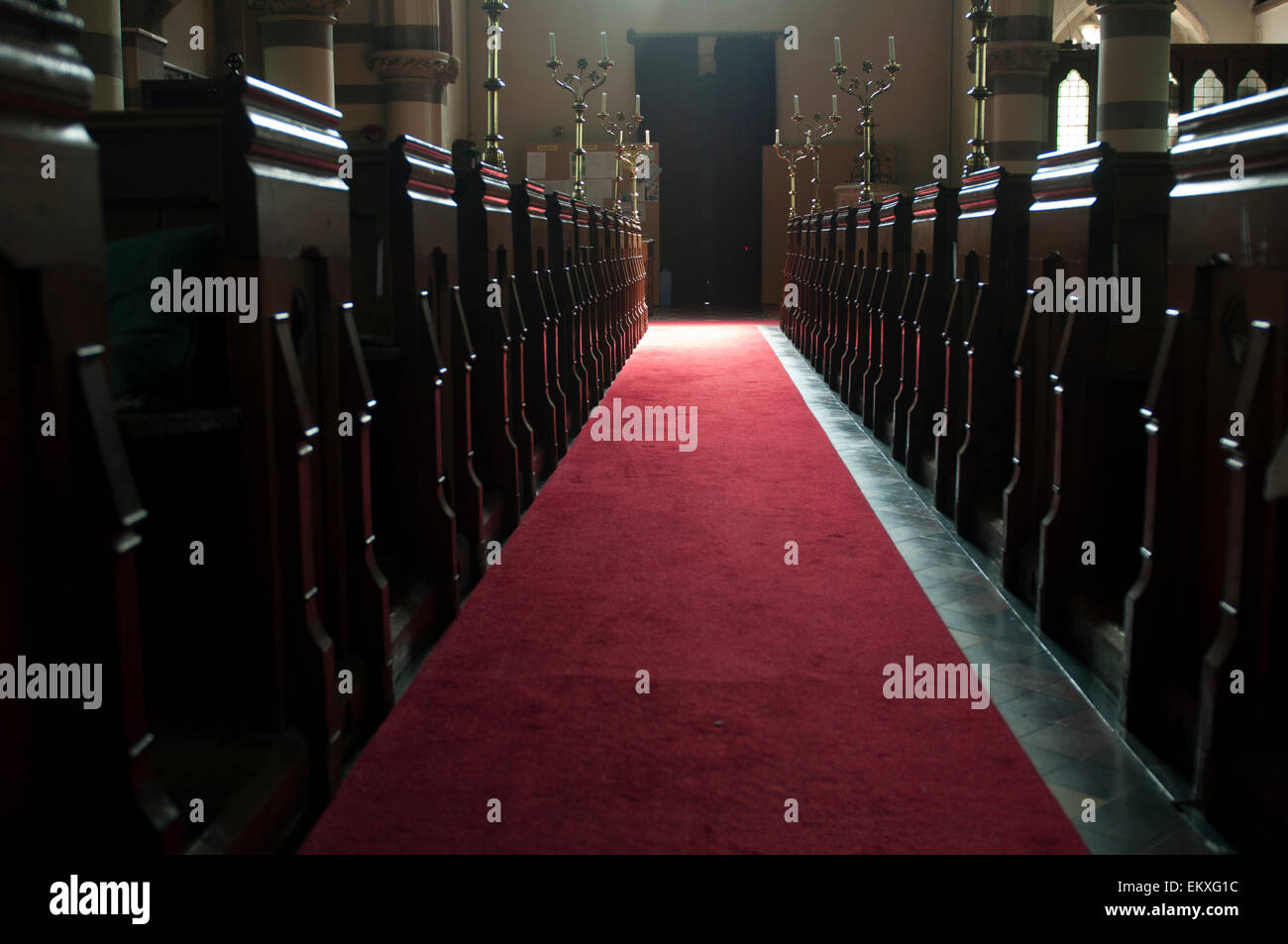 Der Gang und die Kirchenbänke, St.-Petri Kirche, Clearwell, Gloucestershire, England, UK Stockfoto