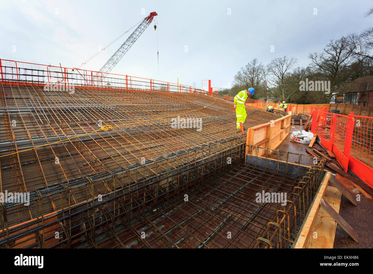 Konkrete Bewehrungsstäbe gelegt auf Dach vor dem Gießen. Stockfoto