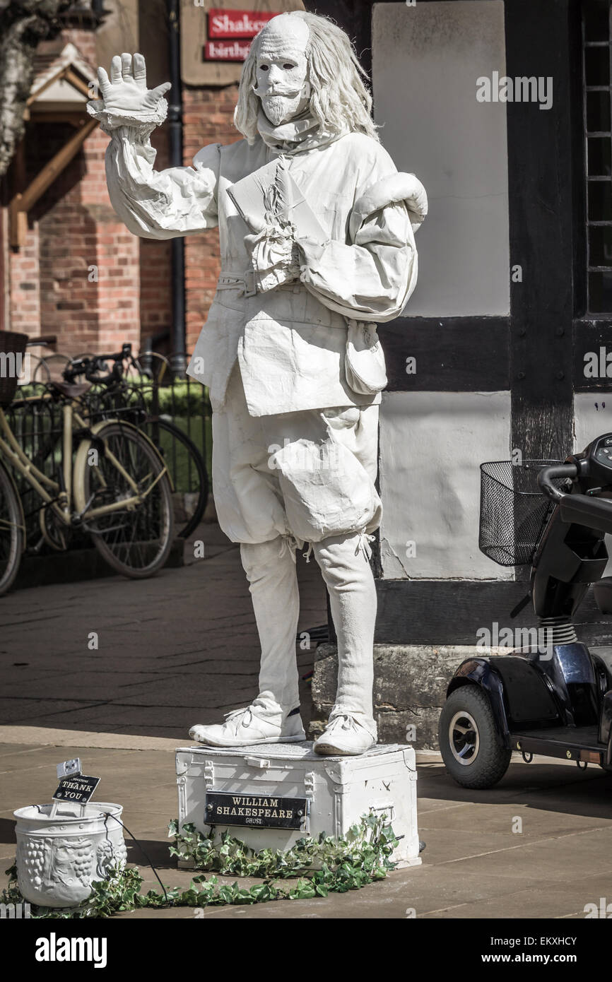 A Street Performer, gekleidet wie William Shakespeare, unterhält die Besucher in Stratford-Upon-Avon. Stockfoto