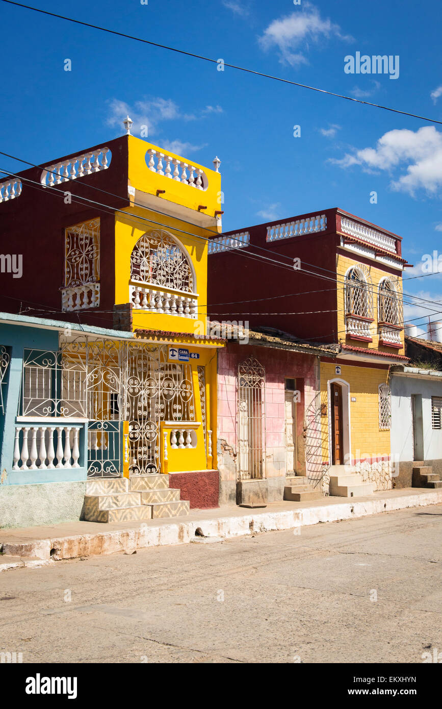 Kuba Trinidad Geschichte 2 geschossige Häuser jetzt private Casas Hostels Hotel Gast House Kopfsteinpflaster gepflasterten Straße Szene Stockfoto