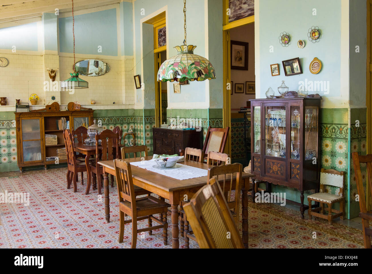 Kuba-Trinidad typischen kubanischen alte antike Möbel Sideboard Vitrine verzierten Wände & Fliesen Lampe Schattierungen Homeboard & Stühle Stockfoto