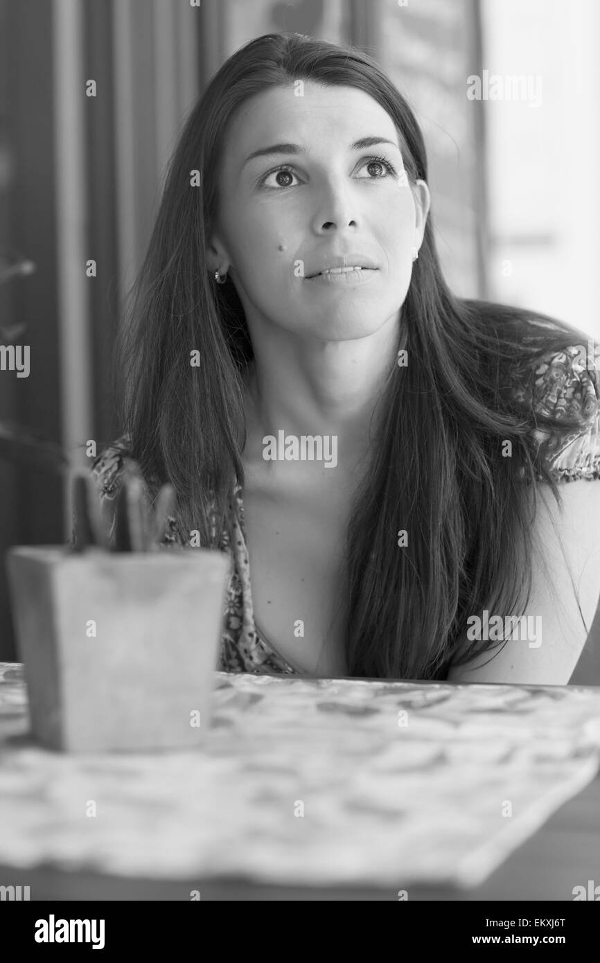 Junge Latin-Frau an street Bar besorgt Stockfoto