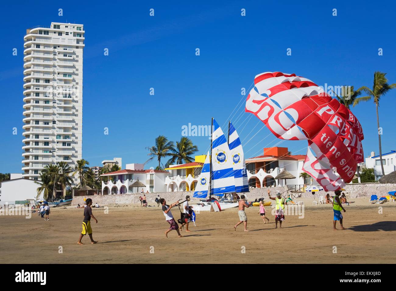 Paragliding auf Gaviotas Strand, Golden Zone, Mazatlan, Sinaloa State, Mexiko Stockfoto