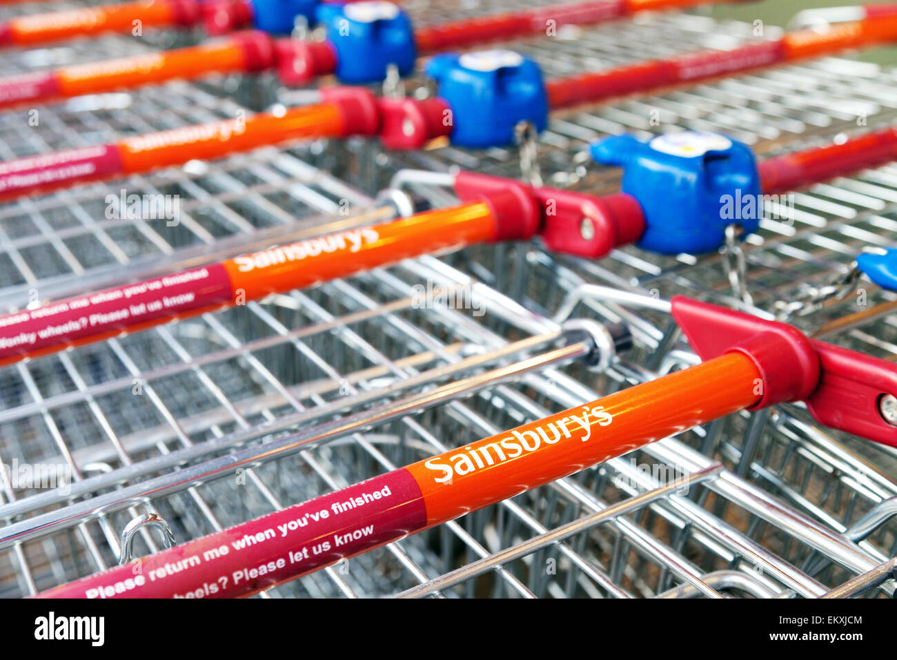 Sainsburys Supermarkt einkaufen Trollies, Cambridge UK Stockfoto
