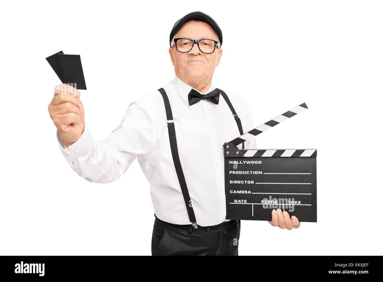 Studioaufnahme eines älteren Film Directors holding eine Klappe und zwei Tickets isoliert auf weißem Hintergrund Stockfoto