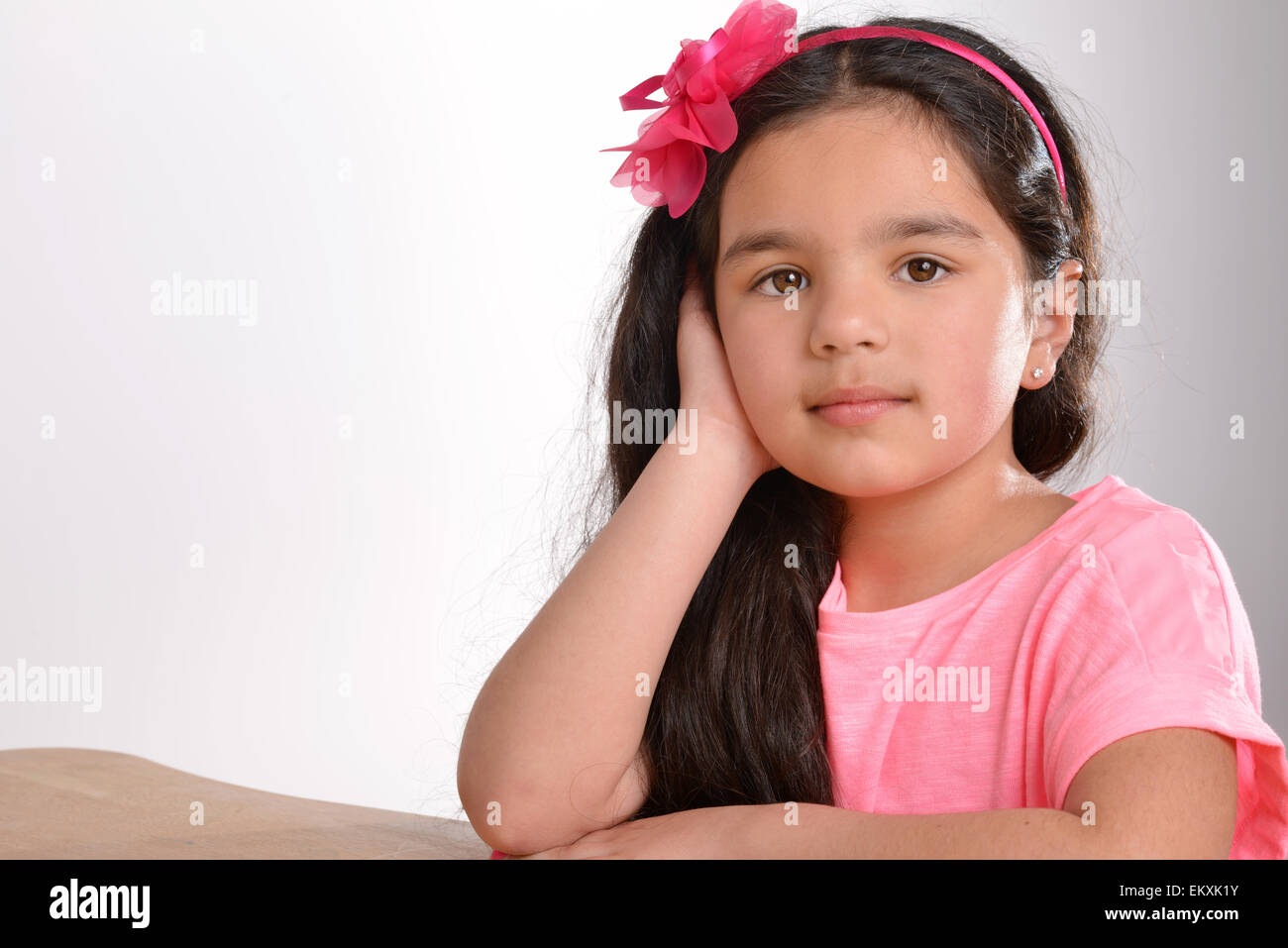 Ein junges Mädchen von gemischter Herkunft Posen für ein Porträt Stockfoto