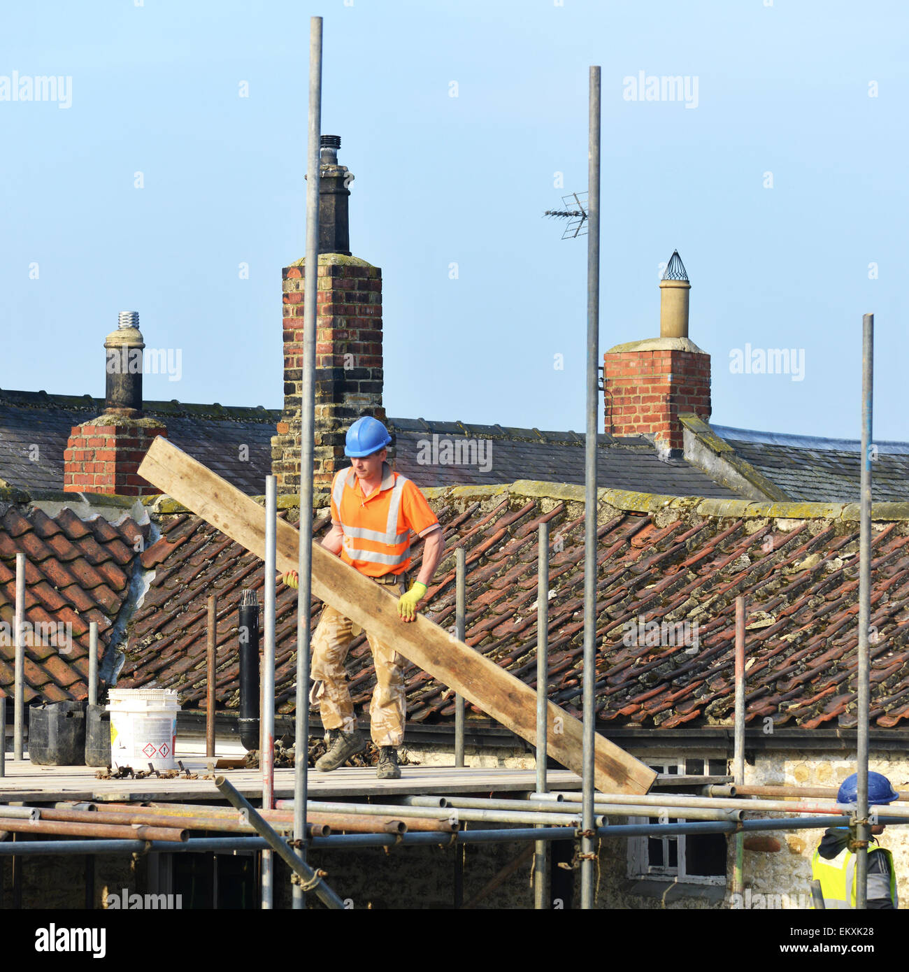 Ein Baumeister Gerüst auf ein Haus zu errichten. Stockfoto