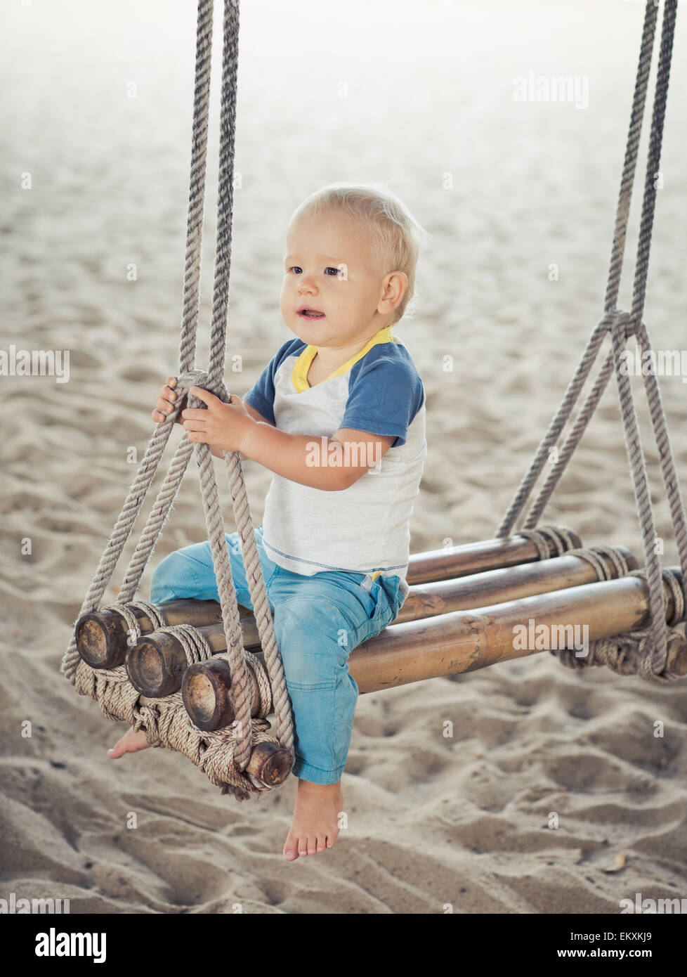 Baby-sitting auf einer Bambus-Schaukel Stockfotografie - Alamy