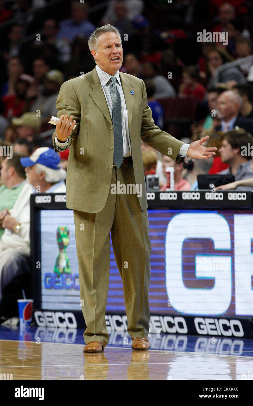 13. April 2015: Philadelphia 76ers Cheftrainer Brett Brown während der NBA-Spiel zwischen den Milwaukee Bucks und die Philadelphia 76ers im Wells Fargo Center in Philadelphia, Pennsylvania reagiert. Die Milwaukee Bucks gewann 107-97. Stockfoto