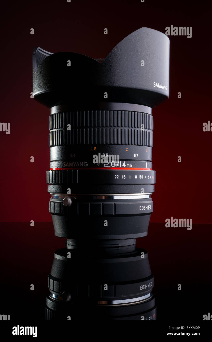 Samyang 14mm F2. 8 Objektiv für Canon Sony Nex-Adapter, stehend auf einer reflektierenden Oberfläche Stockfoto