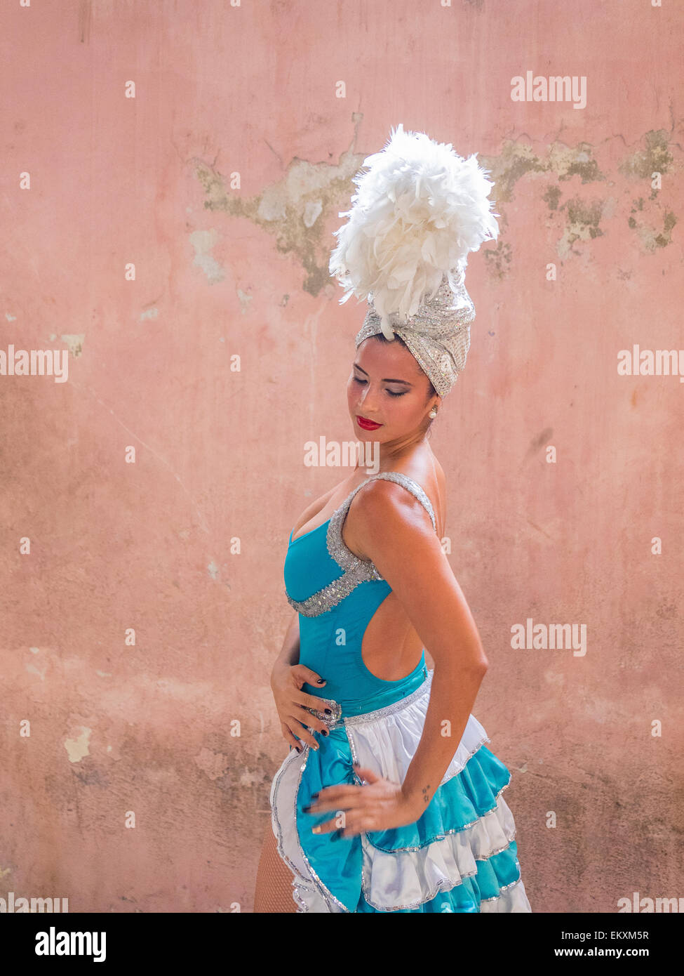 Eine kubanische Tänzerin Hispanic gekleidet in traditioneller Tracht mit Kopfschmuck Posen nach einer Tanz-Performance an der kommunalen th Stockfoto