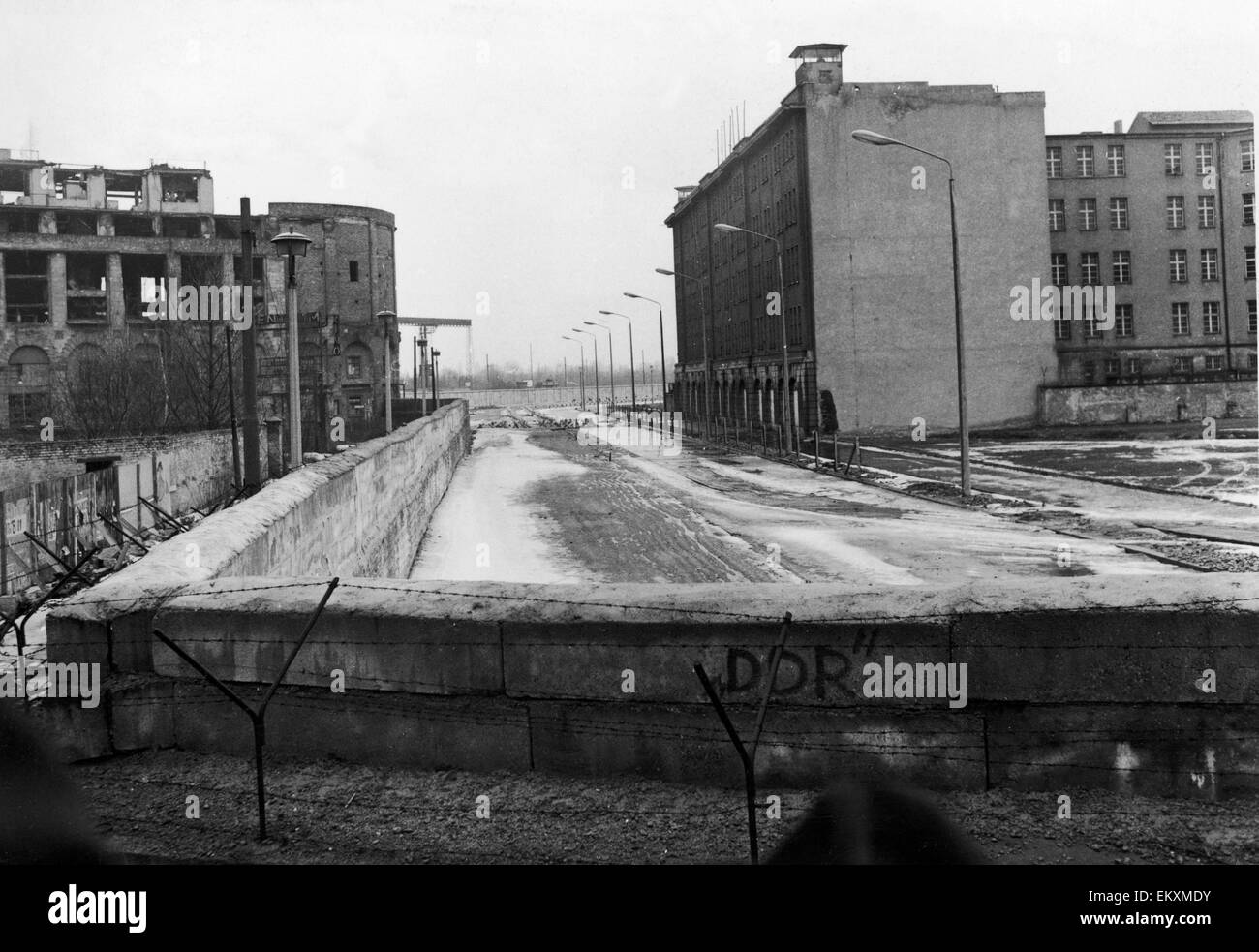 Die Berliner Mauer war ein Beton und Erde Barriere, die von der Sowjetunion und der Deutschen Demokratischen Republik (DDR, Ostdeutschland), die die Stadt von West Berlin, eingeschlossen trennt sie aus der DDR einschließlich Ost-Berlin errichtet. Die Wand enthalten Guard Türme pla Stockfoto