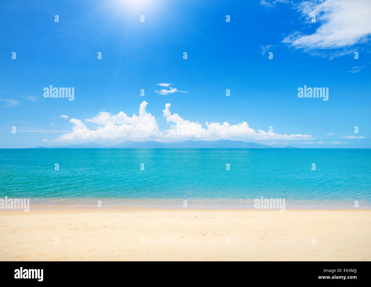 schöner Strand und Meer Stockfoto