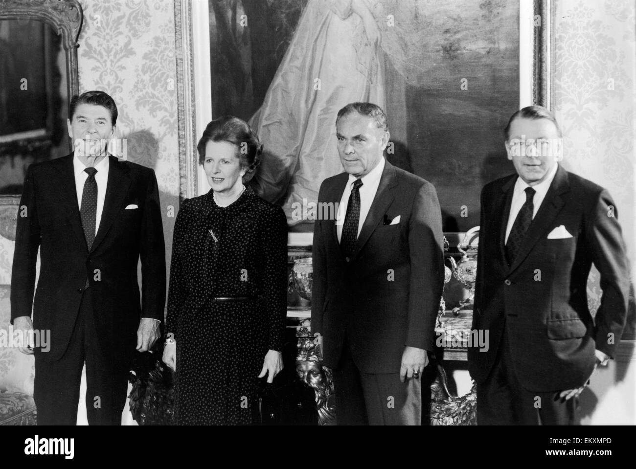 Von links nach rechts Präsident Ronald Reagan, posieren Premierministerin Margaret Thatcher, Wortlaut des Staates Alexander Haig und Außenminister Francis Pym für Fotografen vor dem hinsetzen zu einem Arbeitsfrühstück bei Nr. 10 Downing Street. Die Diskussionen sind Stockfoto
