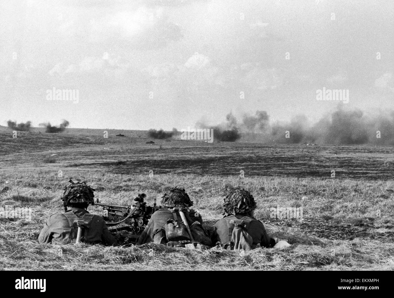 Königliche Artillerie gesehen hier Verlegung nach unten eine Flut während einer Übung auf Salisbury Plain beobachtet werden Mitglieder der Infanterie aus dem Komfort von einem Erdloch. 4. April 1968 Stockfoto